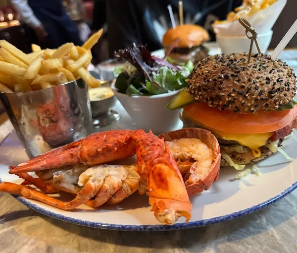 Burger & Lobster